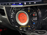 【オートエアコン】一度お好みの温度に設定すれば、車内の温度を検知し風量や温度を自動で調整。暑い&hellip;寒い&hellip;と何度もスイッチ操作をする必要はありません。快適な車内空間には必須の機能ですね♪