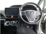 視界良好、足元広々!快適な運転席回りです