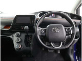 視界良好、足元広々!快適な運転席回りです