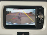 【リアカメラ】リバースに入れるだけで後方の映像が映ります。安全確認や、狭い駐車場での車庫入れ、雨の日や夜間など視界の悪い時に便利です。安全にバックする為には欠かせない装備です。