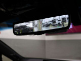 デジタルインナーミラー付きで後続車の映像が鮮明に確認できます。