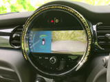 使いやすいインターフェースが特徴のナビ・オーディオシステムです。運転に必要な情報を分かりやすく表示し、快適なドライブをサポートします。