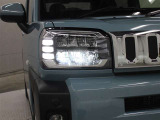 LEDヘッドライトには、ハイビームで走行中に先行車や対向車を検知した時、部分的に遮光し、先行車や対向車に配慮しながら高い視認性を確保できるADB(アダプティブドライビングビーム)が採用されています。