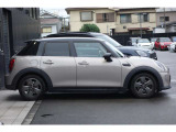 【ショールーム】ショールーム内にも旬の車両を展示し、MINI好きなお客様にとって居心地のよい空間づくりを行っております。