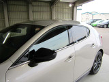 アクリルバイザー(別売り)は天候を気にすることなく窓を開けることができ、車内の空気を入れ替えることができます♪