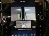 左右のサイドカメラ映像を同時に表示し、車両周囲の死角をしっかりカバー。狭い道や駐車時の接触リスクを減らし、安心して操作できる視界を確保します。