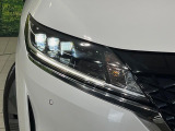 【LEDヘッドライト】悪天候や夜間走行時も良好な視界を確保し安心して運転できる高輝度LEDヘッドライトを装備!点灯速度が早く、消費電力も抑えられています。