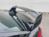【大型リヤスポイラー】スポーツカーらしさがグッと引き立つ大型リヤスポイラーを装着♪高速走行時のスタビリティ(走行安定性)向上に役立ちます。