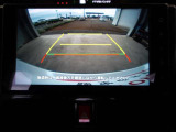 バックモニター付きで慣れない駐車場や車庫入れをサポートします。
