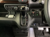 足元スッキリ、インパネシフトです。パーキングブレーキは電子制御パーキングブレーキタイプなので、運転席と助手席の間がスッキリしています。