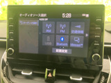 使いやすいインターフェースで、快適なドライブをサポートします。ラジオや音楽を楽しんだり、様々な情報にアクセスしたりできます。