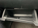 点検ノートとか車検証ブック小物等が入るグローBOXです。