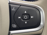 【ステアリングスイッチ】運転中、前方から目線をそらさずにオーディオ等の操作ができるよう、適切に配置されたスイッチ類。安心&快適なドライブを演出してくれる便利な機能です。