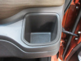 運転席右側の手の届きやすい位置にもドリンクホルダーがあります。