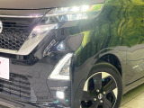 【LEDヘッドライト】悪天候や夜間走行時も良好な視界を確保し安心して運転できる高輝度LEDヘッドライトを装備!点灯速度が早く、消費電力も抑えられています。