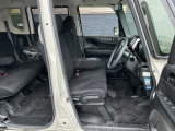フロントシートです!!ベンチシートなので座席の移動もスムーズに出来ます!!足元も広く運転も楽ですよ!!