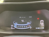 視認性の高いメーターが、運転に必要な情報をわかりやすく伝えます。洗練されたデザインで、ドライビングへの集中をサポートする空間を演出します。