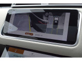 車の周囲360&deg;のオーバーヘッドビューをタッチスクリーンに表示。同時にいくつかのビューを映し出し、タッチスクリーンの表示と音で障害物との距離をお伝えします。駐車の苦手な方も安心の機能です。