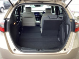 後席は分割可倒式で、用途に合わせてアレンジ可能。荷物の量や乗車人数に応じて柔軟に使える便利なシートです。