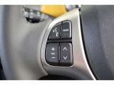 運転中にステアリングから手を離さなくてもハンズフリー電話や音声認識、オーディオ操作が出来るスイッチを装備しています。走行中に視線を逸らさず出来る手元操作は安全運転につながります。