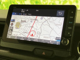 高精細な地図表示で、目的地までスムーズに案内。渋滞情報もリアルタイムで確認でき、効率的なルート選択を支援します。