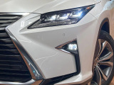 【三眼LEDヘッドライト】スタイリッシュな見た目の三眼LEDヘッドライトを装備♪スタイルだけでなく、夜間の走行も視界良好で安心してお乗りいただけます。