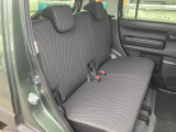 リヤシートも全車消毒済み。足元も軽とは思えない広さがあります。ドアには小物を収納できる便利な【リヤポケット】付。
