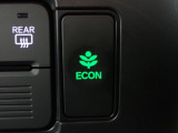 エンジン、エアコンなどを制御し低燃費な『ECONモード』に、また走りを楽しみたいとき、空調など快適性を重視したいときにはスイッチOFFで通常モードに切り替えができます!