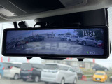 【デジタルインナーミラー】後席の大きな荷物や同乗者で後方が確認しづらい時でも安心!カメラが撮影した車両後方の映像をルームミラー内に表示。クリアな視界で状況の確認が可能です!