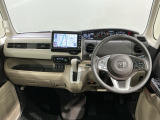 使いやすいレイアウトのダッシュボード周辺です。オートエアコンや小物入れなど嬉しい装備が満載です。