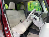 運転席まわりには十分なスペースがあり、大柄な方でもゆったり運転していただける環境です。