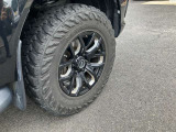 タイヤ残り溝が1.6mmになる目安として「スリップサイン」が設けられています。この車はまだまだ残ってますので、安心してお乗り頂けます!