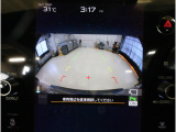 後方の映像を車内の11.6インチディスプレイに表示。 ステアリング操作に連動して動くガイドラインが、駐車や車庫入れをよりスムーズにサポート。狭いスペースでも安心して操作できる頼れる機能です。