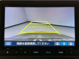 【バックカメラ】運転が苦手な方も車庫入れラクラクです!ギアをリバースに入れれば自動的に切り換わりますので、面倒な操作は不要です♪狭い駐車場もお車を傷つけず安心ですね!