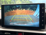 【バックカメラ】駐車時に後方がリアルタイム映像で確認できます。大型商業施設や立体駐車場での駐車時や、夜間のバック時に大活躍!運転スキルに関わらず、今や必須となった装備のひとつです!