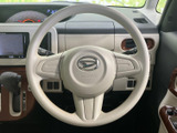 握りやすいステアリング形状で、運転操作をスムーズに行えます。操作性も良く、長時間のドライブでも疲れにくい設計です。