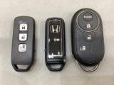 スマートキー付きですからドアロックの開閉およびエンジンスタートが楽々です。電動スライドドアの開け閉めもボタンで操作できます。加えて、純正リモコンエンジンスターター用の操作キーもついています。