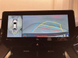車を上から見たような視点のパノラミックビューモニター。後方の死角だけでなく左右や前方の障害物の発見もしやすくなります!