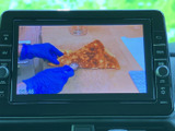 停車中には、TVで映像を楽しめる機能も搭載。休憩時間などに、リラックスした時間を過ごせます。後部座席の方にも、エンターテイメントを提供できます。