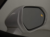 BSM(ブラインドスポットモニタ)!隣の車線を走る車両をレーダーで検知し、ドアミラーでは確認しにくい後側方エリアに存在する車両に加えて、急接近してくる車両も検知します。