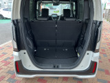 4名乗車でも荷物スペースはたっぷりあります。