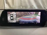 狭い場所での駐車やすれ違いなどでより的確な運転操作に役立つ360&deg;ビューモニターが装備されています。