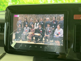 停車中には、テレビやビデオコンテンツをお楽しみいただけます。休憩時間にリラックスできる空間を提供。快適なドライブをさらに演出します。