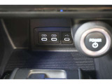 データ通信/給電用と、給電用のUSBポート(Type-C)が装備されています。車内にあると便利なアイテムですね! 充電中のスマホなどの置き場にちょうど便利なトレイも備えています。