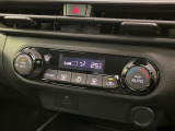 【オートエアコン】一度お好みの温度に設定すれば、車内の温度を検知し風量や温度を自動で調整。暑い&hellip;寒い&hellip;と何度もスイッチ操作をする必要はありません。快適な車内空間には必須の機能ですね♪
