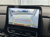 こちらのバックカメラは画面にラインが表示されておりますので、バック時のクルマの進行方向の目安になります。より高いレベルで車庫入れをサポートする、便利な機能ですね。