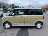 乗り降りのイメージが湧く左側面。ドア面の通りやスライド有無、小キズの出やすい部分も確認◎。