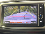 【バックカメラ】駐車時に後方がリアルタイム映像で確認できます。大型商業施設や立体駐車場での駐車時や、夜間のバック時に大活躍!運転スキルに関わらず、今や必須となった装備のひとつです!