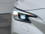 【LEDヘッドライト】悪天候や夜間走行時も良好な視界を確保し安心して運転できる高輝度LEDヘッドライトを装備!点灯速度が早く、消費電力も抑えられています。