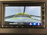 リバースギアに入れるだけで後方の表示へ切り替わります。夜間や雨の日の駐車も楽になりますよ。